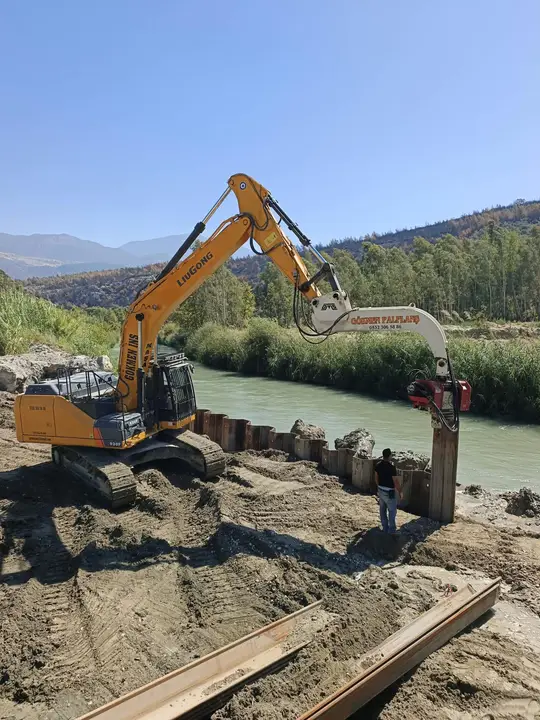 Bursa Palplanş: dere kenarında palplanş çakımı