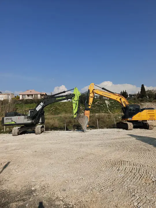 Bursa Palplanş: sahada ekskavatör ve vibro çakıcı