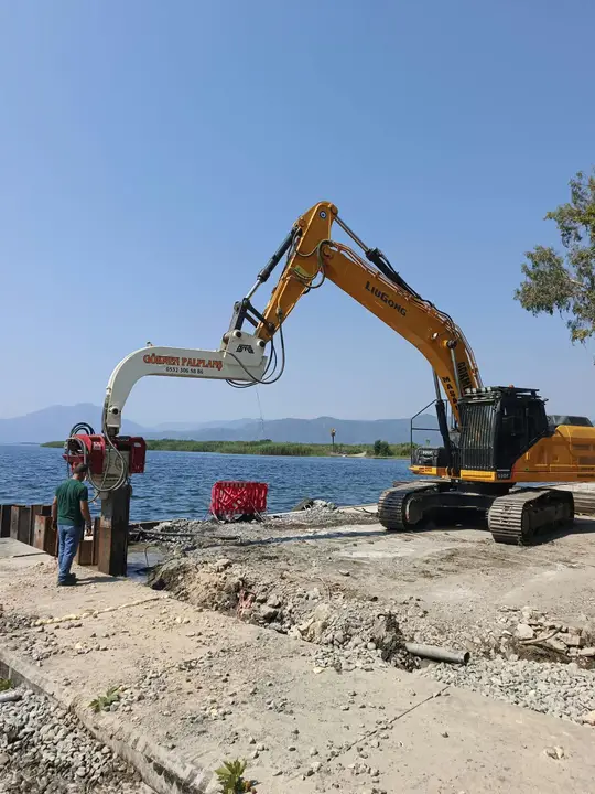 Bursa Palplanş: kıyı kenarında palplanş çakımı
