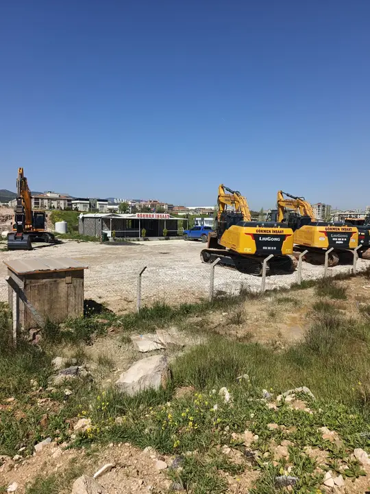 Bursa Palplanş: ekskavatöre bağlı vibro çakıcı